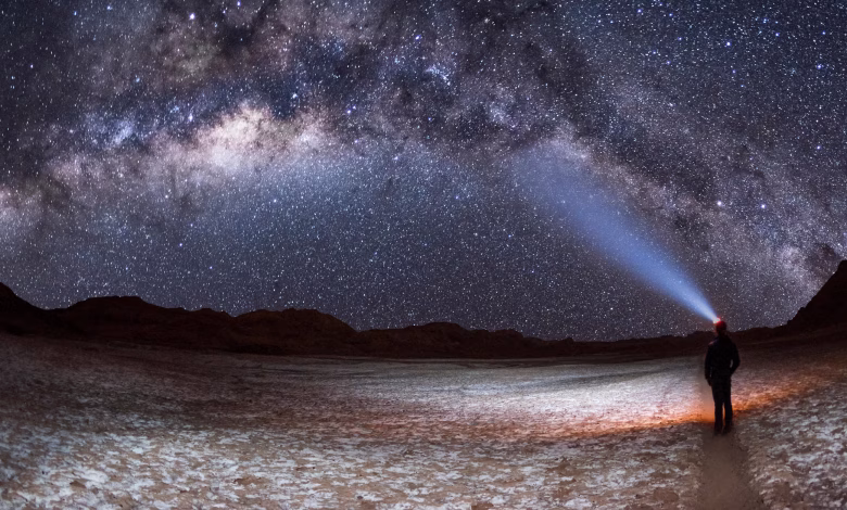 سماء صافية ليلية فوق مرصد بارانال في صحراء أتاكاما بتشيلي، محمية من أي تطوير صناعي قريب.