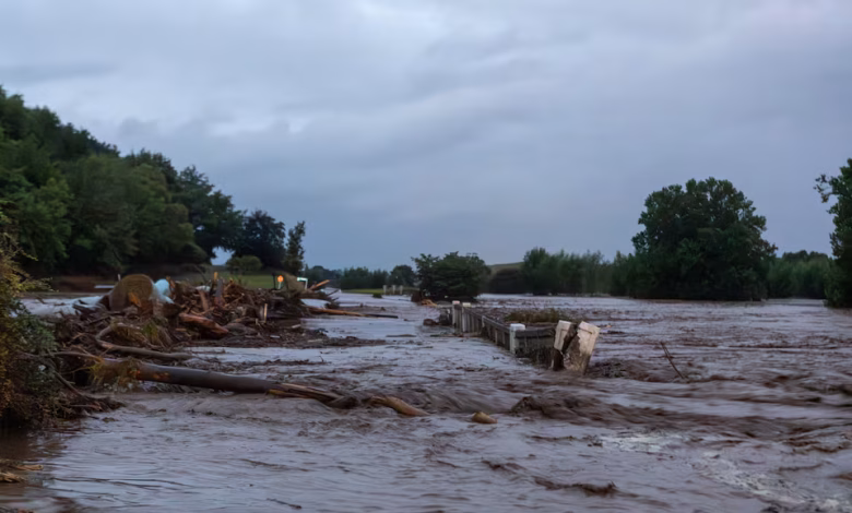 تسببت أمطار غزيرة ورياح قوية في اضطراب الرحلات الجوية وحركة القطارات والعبّارات