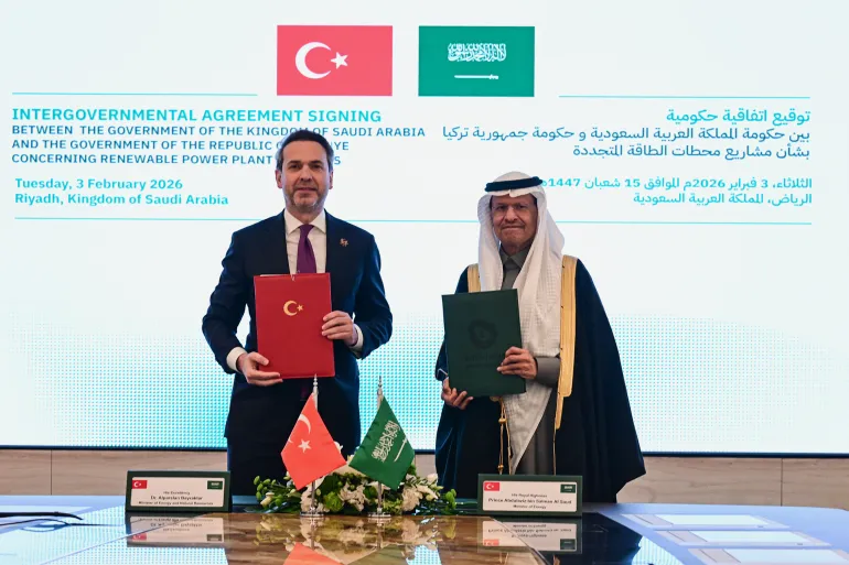 وزير الطاقة التركي ونظيره السعودي خلال توقيع اتفاقية استثمار في مشروعات الطاقة الشمسية بقيمة ملياري دولار في الرياض