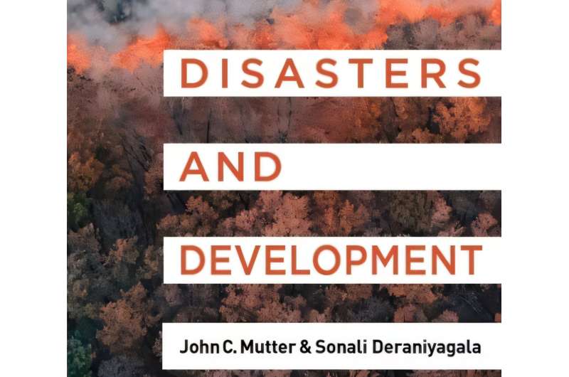 غلاف الكتاب يظهر تفاعل القوى الطبيعية والاقتصادية، مع رموز تمثل الزلازل، الأعاصير، الفيضانات،