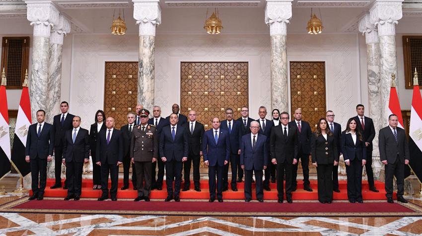 الرئيس عبد الفتاح السيسي يتوسط الوزراء الجدد بعد أداء اليمين الدستورية بمقر رئاسة الجمهورية بحضور رئيس مجلس الوزراء.
