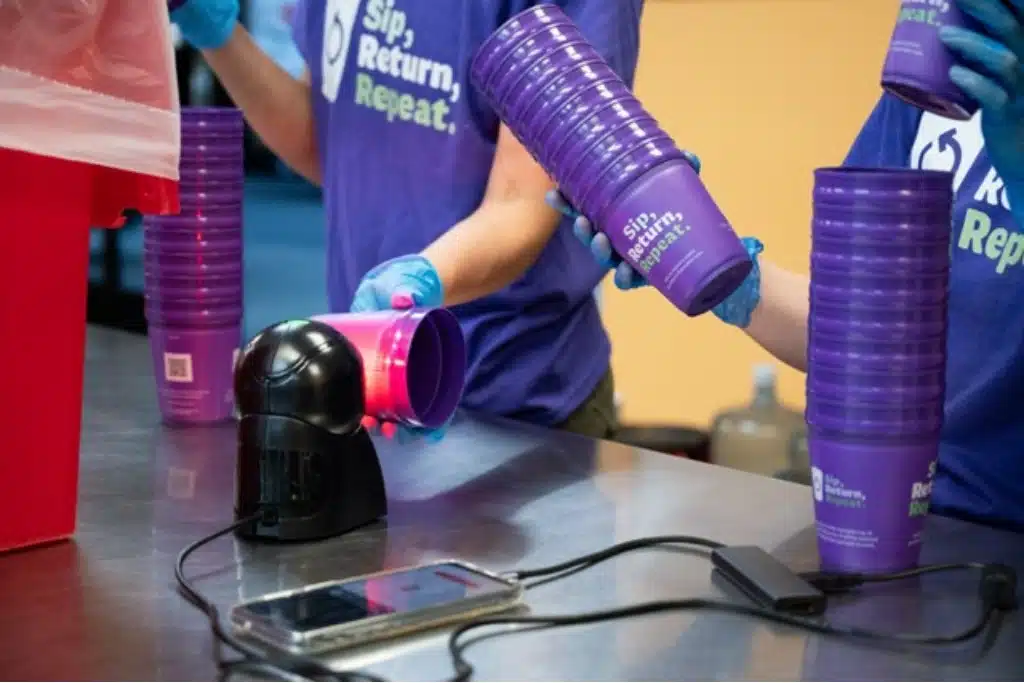 ابتكارات عالمية لإعادة استخدام الأكواب