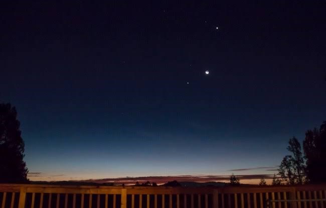 كوكبا الزهرة وزحل متقاربان في سماء الشفق فوق الأفق الغربي بعد غروب الشمس.