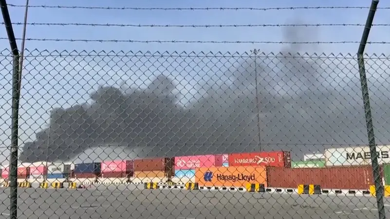 خان متصاعد من ميناء جبل علي إثر سقوط شظايا جراء استهداف إيراني