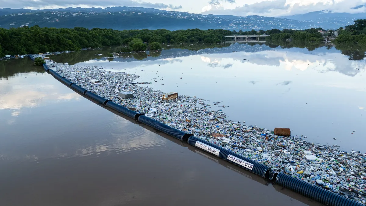 منصة عائمة تجمع كميات كبيرة من النفايات البلاستيكية في المحيط