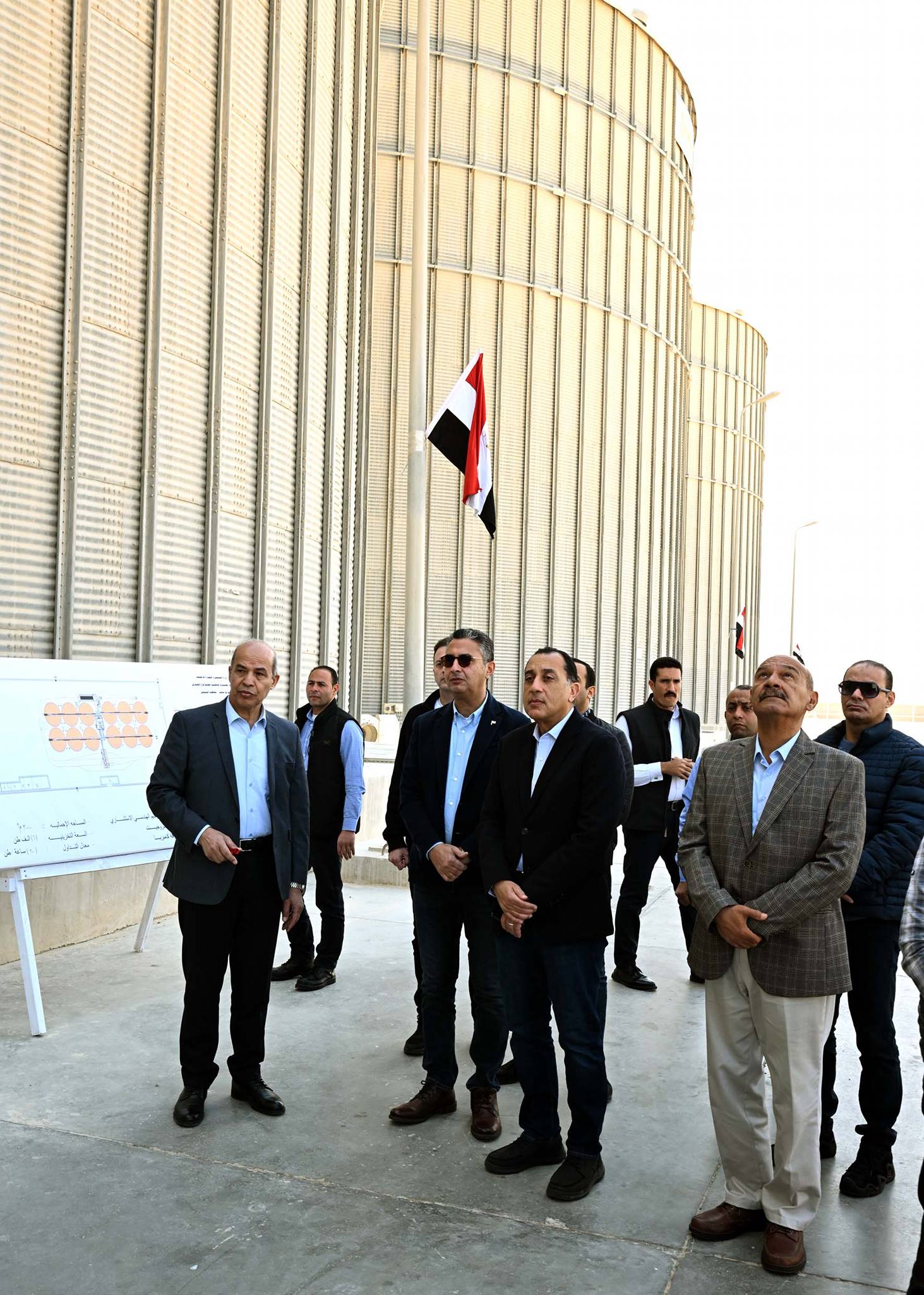 رئيس الوزراء يتفقد صومعة عتاقة بالسويس ويستمع لشرح مراحل تخزين القمح