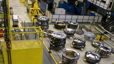 صورة لتوربين غازي حديث في منشأة طاقة أمريكية،