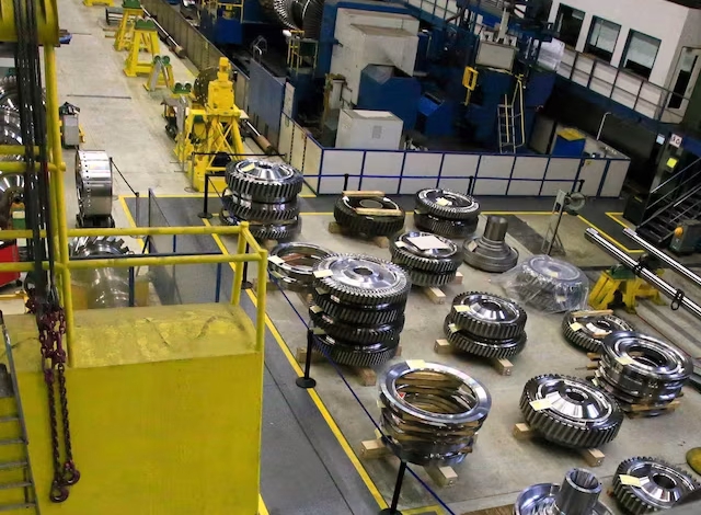 صورة لتوربين غازي حديث في منشأة طاقة أمريكية،