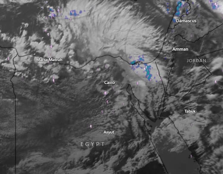 سحب رعدية كثيفة تغطي سماء القاهرة مع هطول أمطار غزيرة ورياح قوية