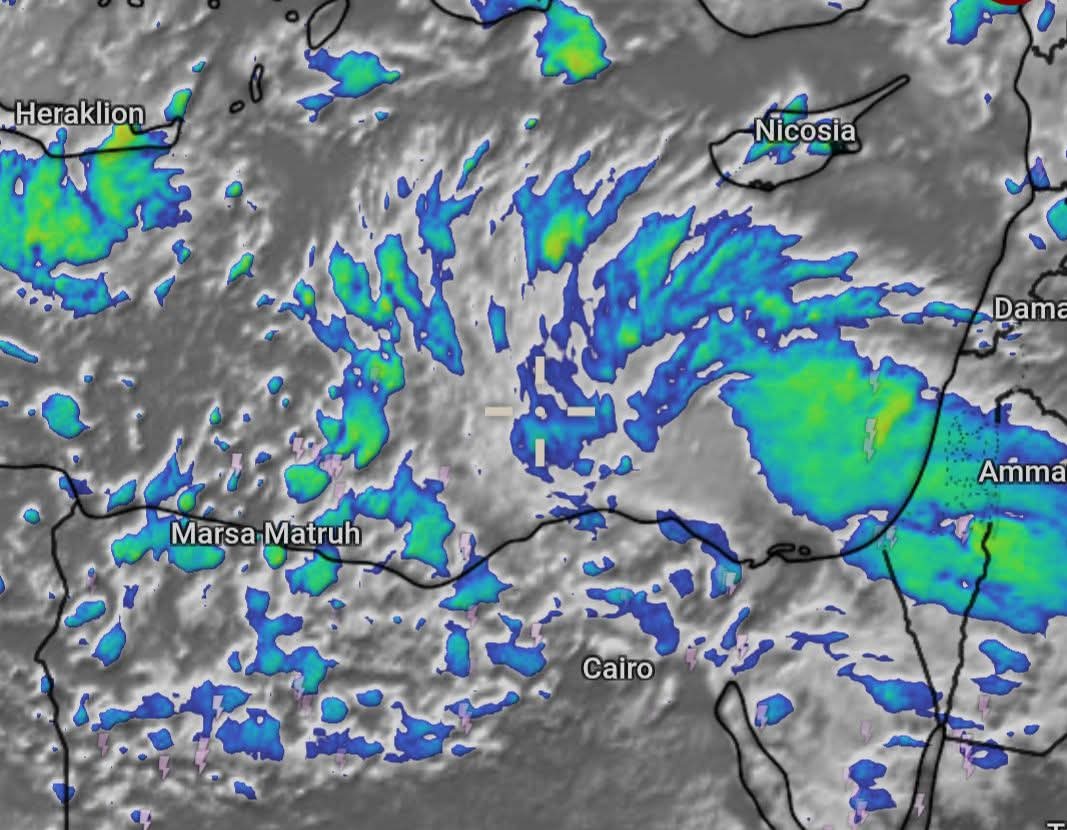 سحب رعدية كثيفة تغطي سماء القاهرة مع هطول أمطار غزيرة ورياح قوية