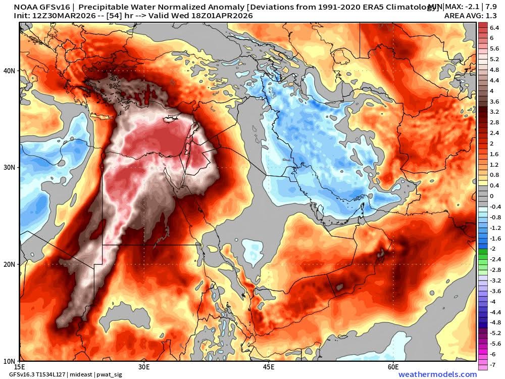 سحب رعدية كثيفة فوق مدينة مصرية مع برق في السماء ورياح مثيرة للرمال تقلل الرؤية في الشوارع.