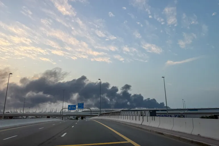 تصاعد الدخان من ميناء جبل علي في دبي