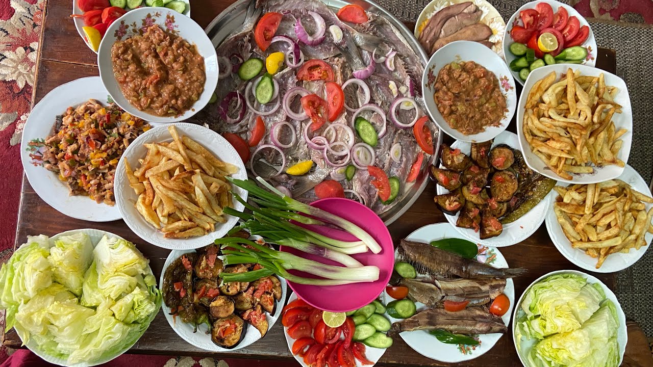 مائدة مصرية تقليدية في شم النسيم تجمع الفسيخ والرنجة والبصل والخضروات،