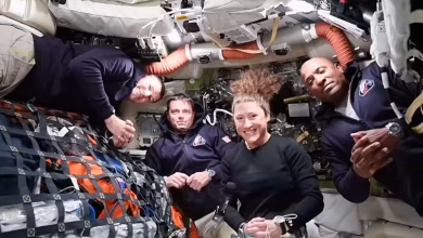 رواد مهمة Artemis II يراقبون سطح القمر من داخل مركبة Orion