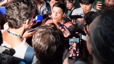 وزيرة البيئة الكولومبية تتحدث خلال مؤتمر مناخي وسط حضور إعلامي، في إطار التحضير لمؤتمر سانتا مارتا