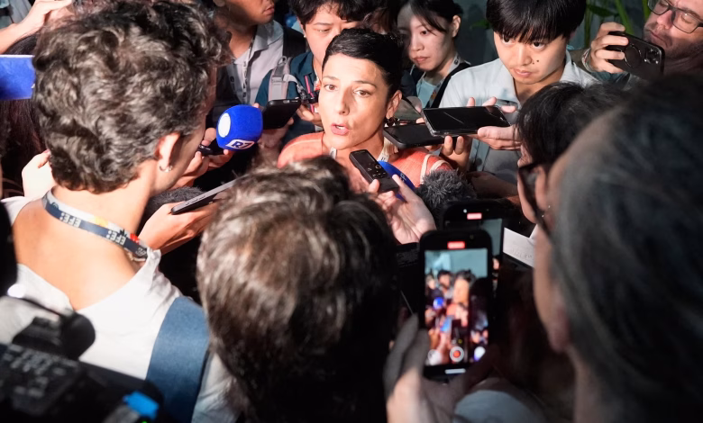 وزيرة البيئة الكولومبية تتحدث خلال مؤتمر مناخي وسط حضور إعلامي، في إطار التحضير لمؤتمر سانتا مارتا