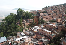 خزانات لحصاد مياه الأمطار فوق أحد المنازل في حي جبلي بميديين