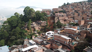 خزانات لحصاد مياه الأمطار فوق أحد المنازل في حي جبلي بميديين