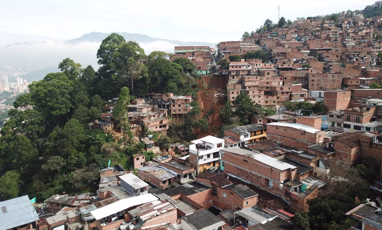 خزانات لحصاد مياه الأمطار فوق أحد المنازل في حي جبلي بميديين