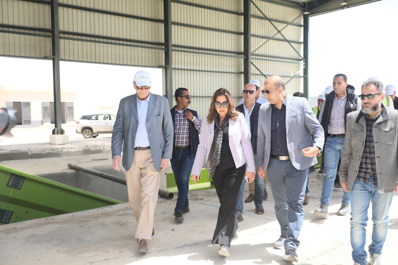 وزيرة التنمية المحلية تتفقد خطوط تدوير المخلفات داخل مصنع إيكوم بالعاشر من رمضان