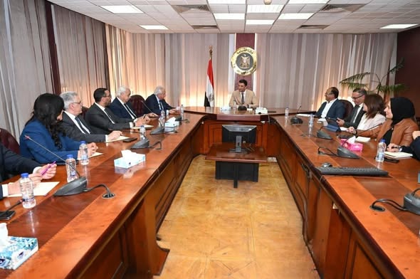 اجتماع رسمي يضم وزير الصناعة مع وفد من غرفة التجارة الأمريكية