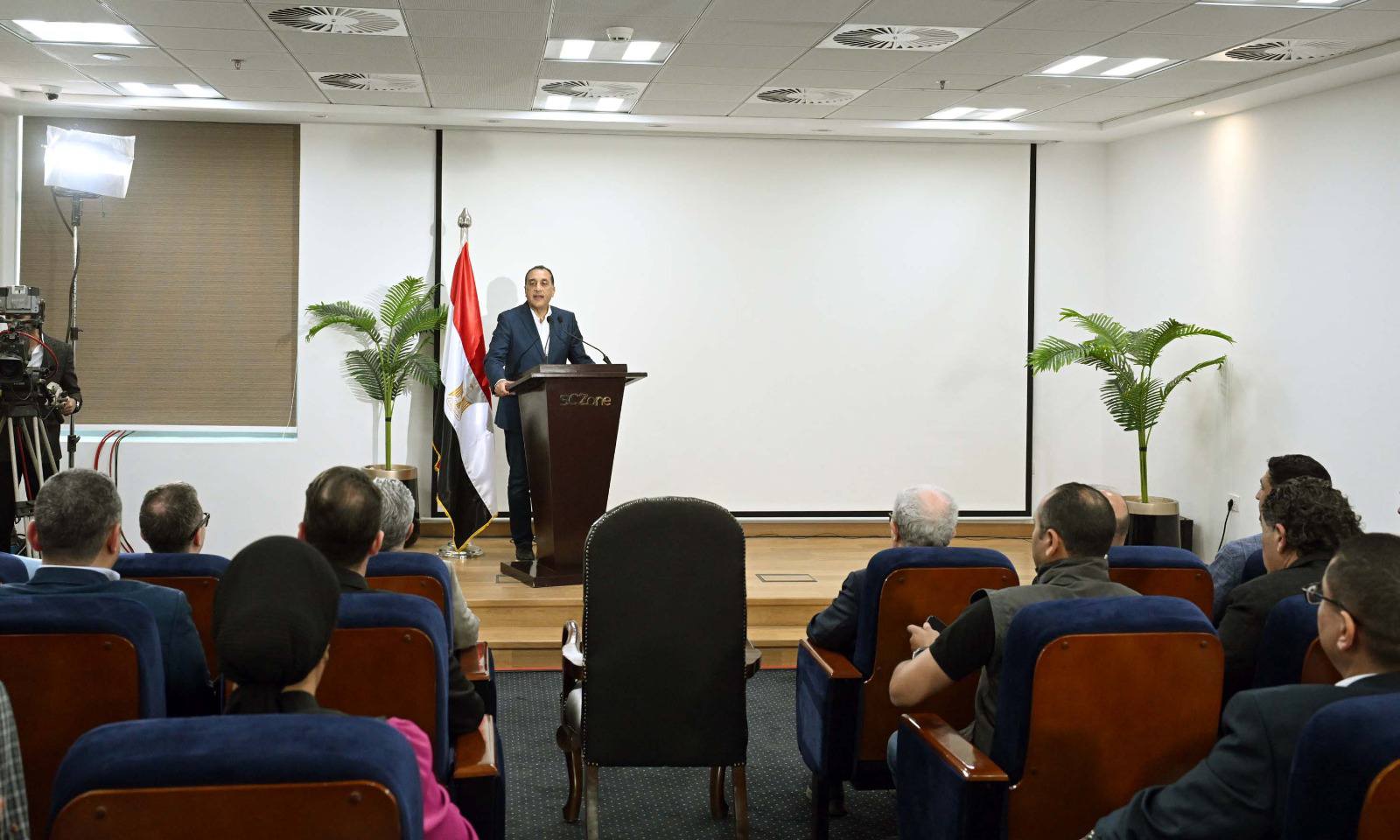 رئيس الوزراء خلال جولته داخل أحد المصانع بالمنطقة الاقتصادية لقناة السويس