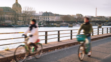 مسار دراجات مزدحم بالمستخدمين بجوار نهر السين في باريس