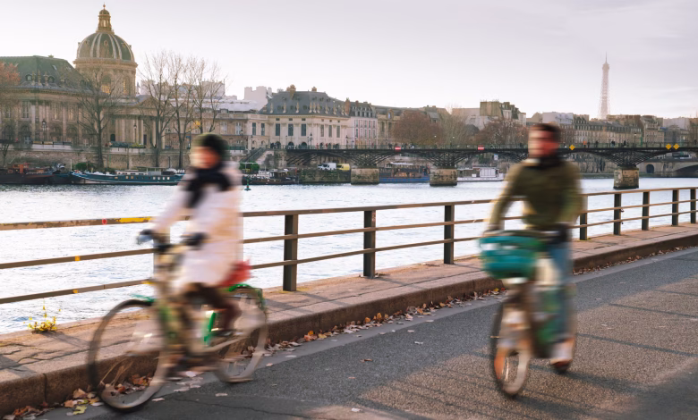 مسار دراجات مزدحم بالمستخدمين بجوار نهر السين في باريس
