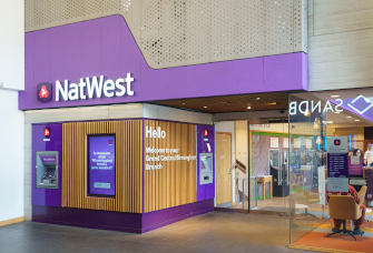 نشطاء يغنون داخل اجتماع NatWest رفضًا لتمويل الوقود الأحفوري