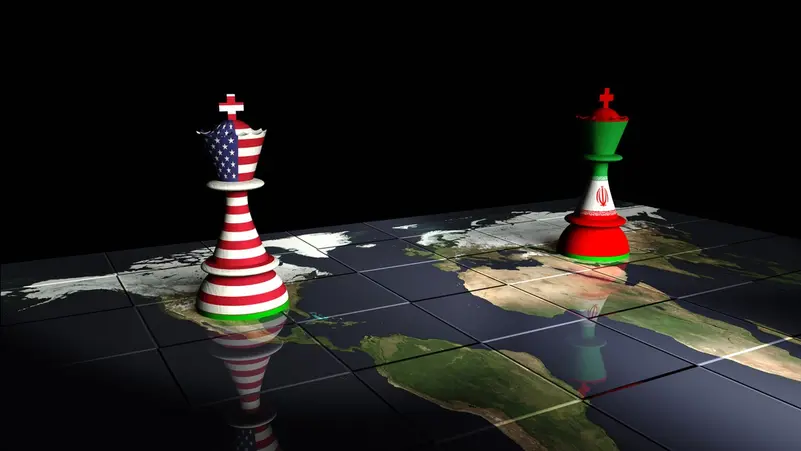 أعلام الولايات المتحدة وإيران على طاولة مفاوضات تعكس صراعًا دبلوماسيًا حول الملف النووي