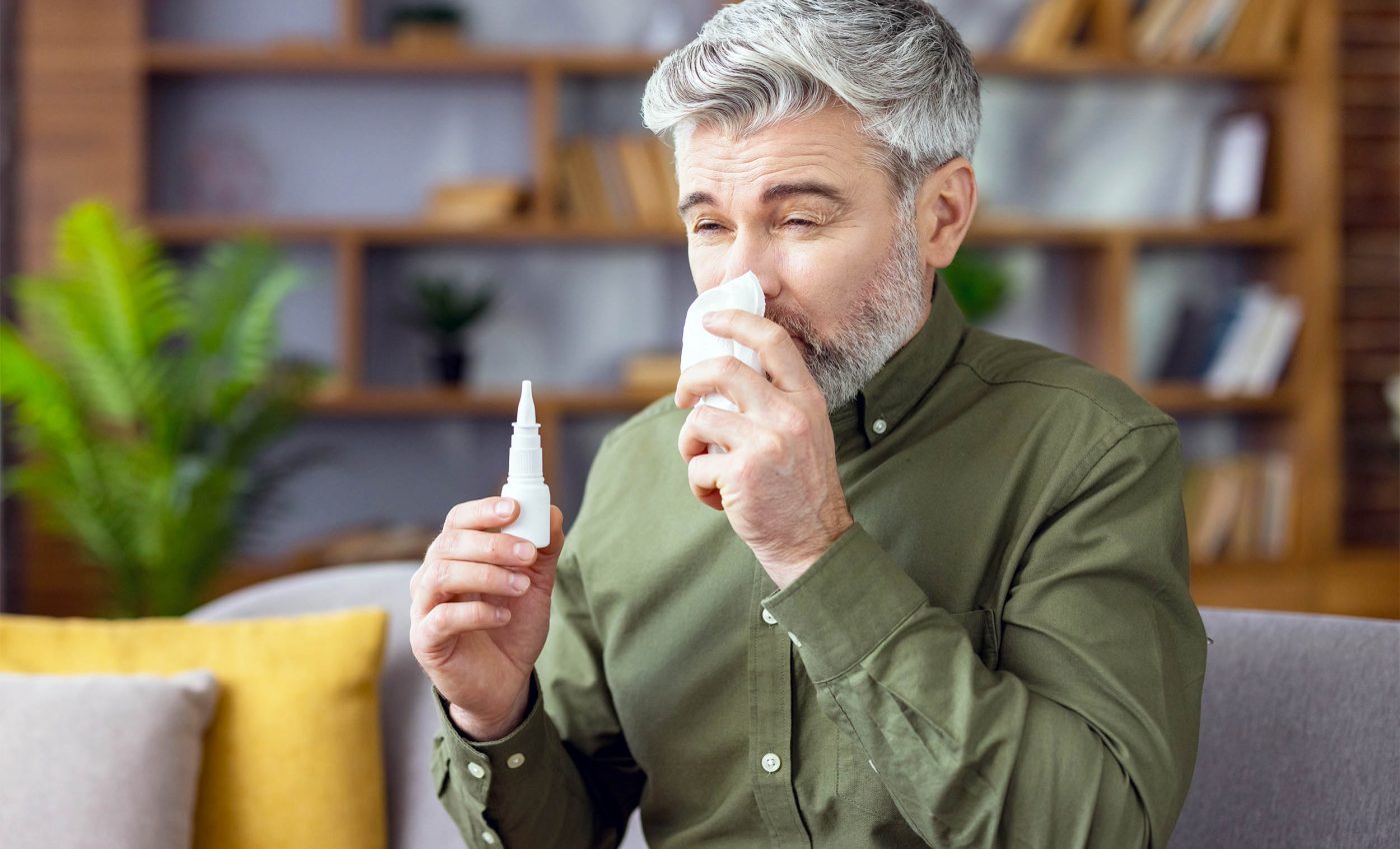 تصميم علمي يوضح بخاخًا أنفيًا يصل إلى الدماغ ويقلل الالتهاب داخل الخلايا العصبية مع إبراز تحسن الذاكرة.