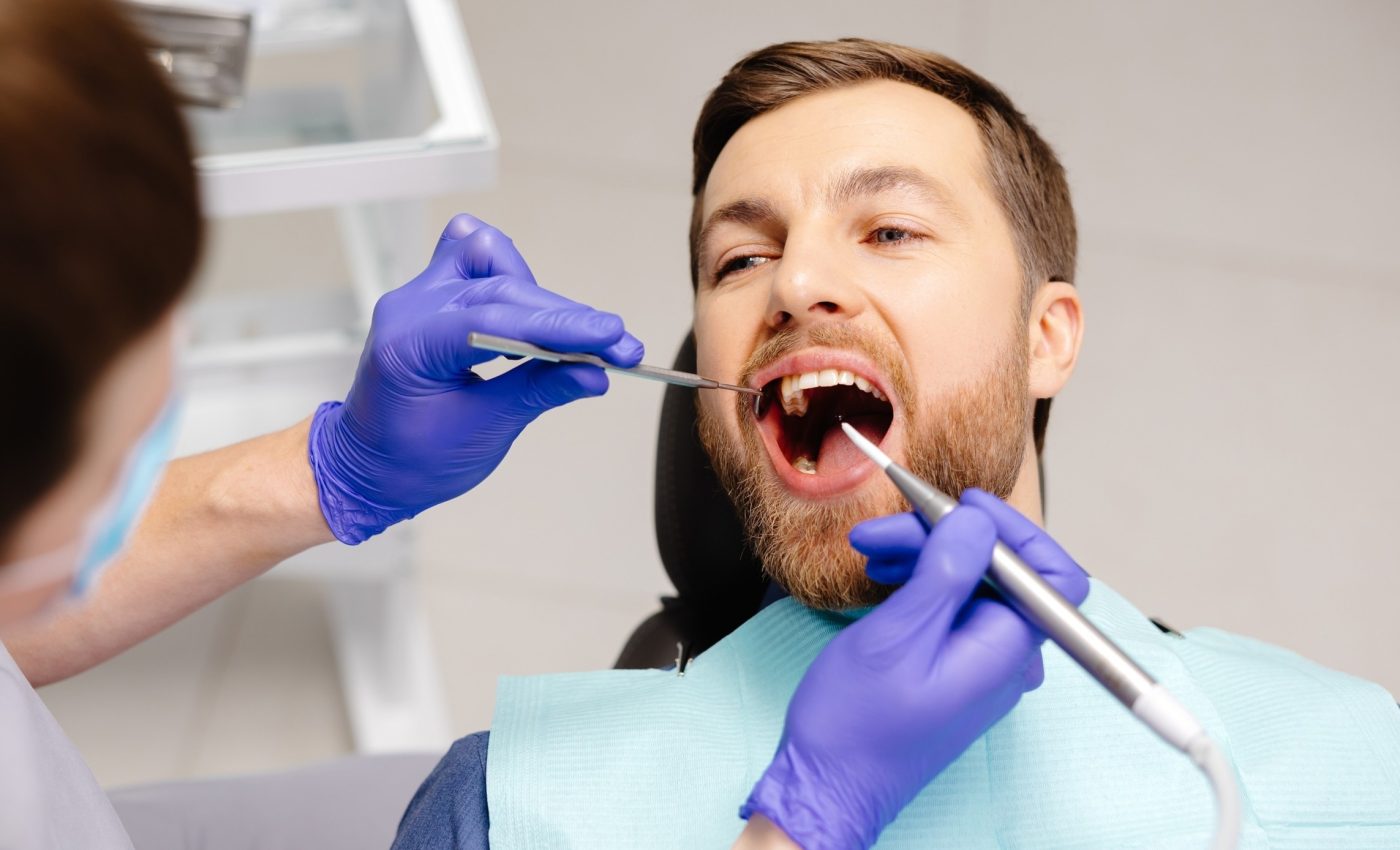 رسم توضيحي لطبقة حماية شفافة مشتقة من بروتين نباتي تغطي سطح الأسنان وتحميها من الأحماض والبكتيريا.