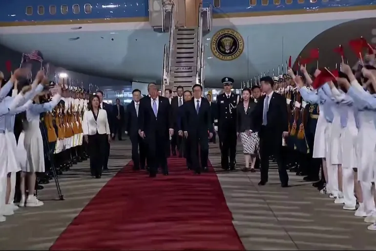 ترمب يصل بكين لبحث التجارة والتكنولوجيا وإيران مع شي