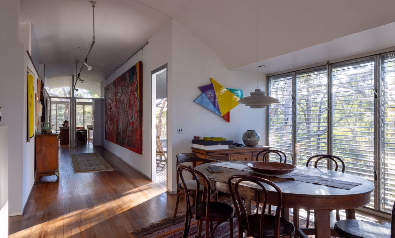 تصميم منازل تتناغم مع الطبيعة، وتقدم نموذجًا مبكرًا للعمارة المستدامة منخفضة التأثير.