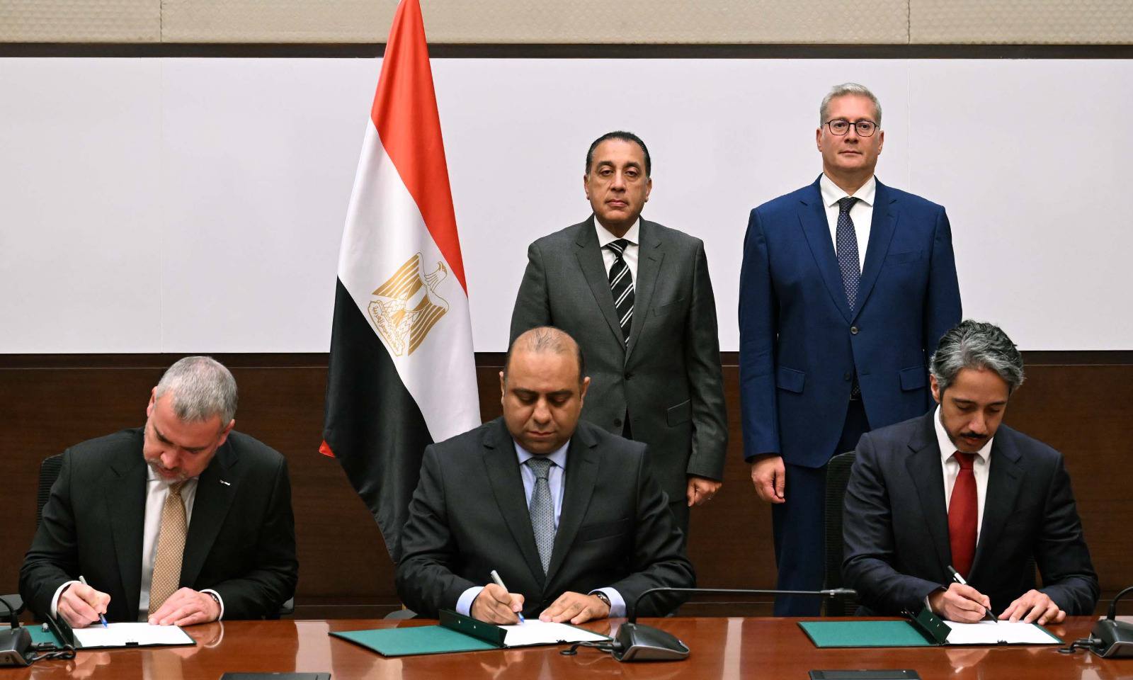 ة توقيع مذكرة التفاهم بين مسؤولي وزارة البترول وشركتي إكسون موبيل وقطر للطاقة بحضور رئيس الوزراء