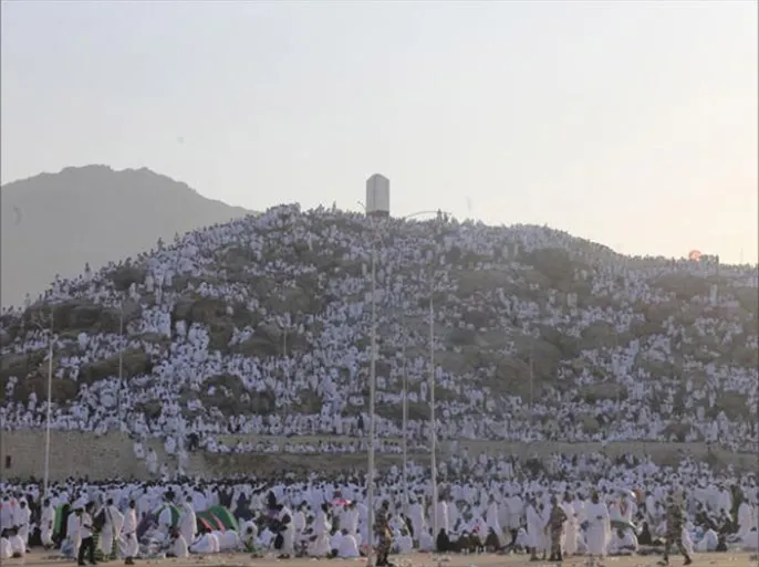 صورة جوية لمشعر عرفات تظهر الحجاج والمظلات الحديثة ومسارات المشاة المطورة حول مسجد نمرة وجبل الرحمة