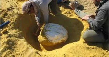 عمال تعدين تقليديون يعالجون رواسب الذهب يدويًا في أحد مواقع التعدين بأفريقيا وسط ظروف عمل بدائية