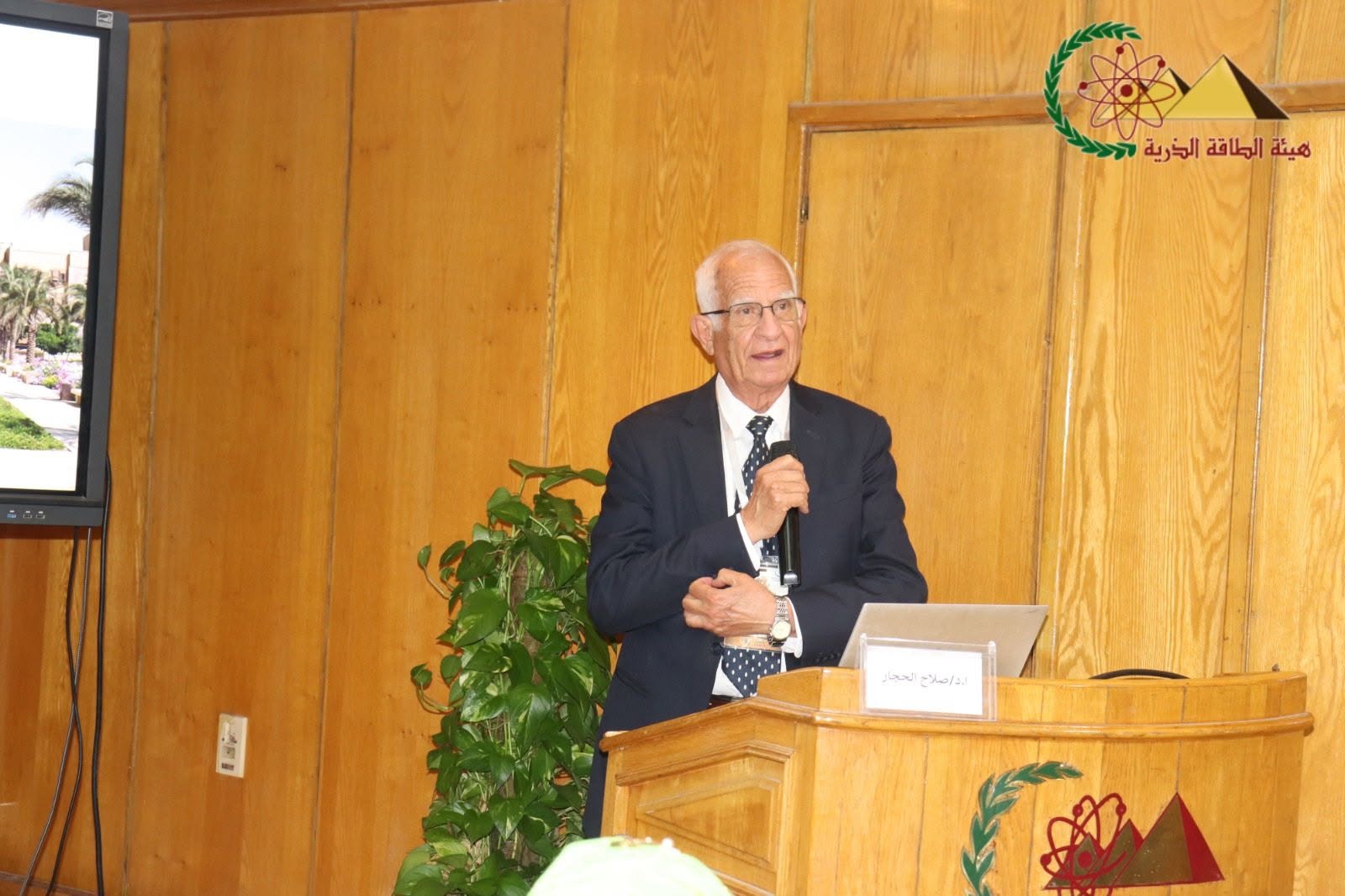 جلسات «الحوار الأخضر 2026» يظهر فيها الدكتور صلاح الحجار أثناء إلقاء كلمته أمام الحضور