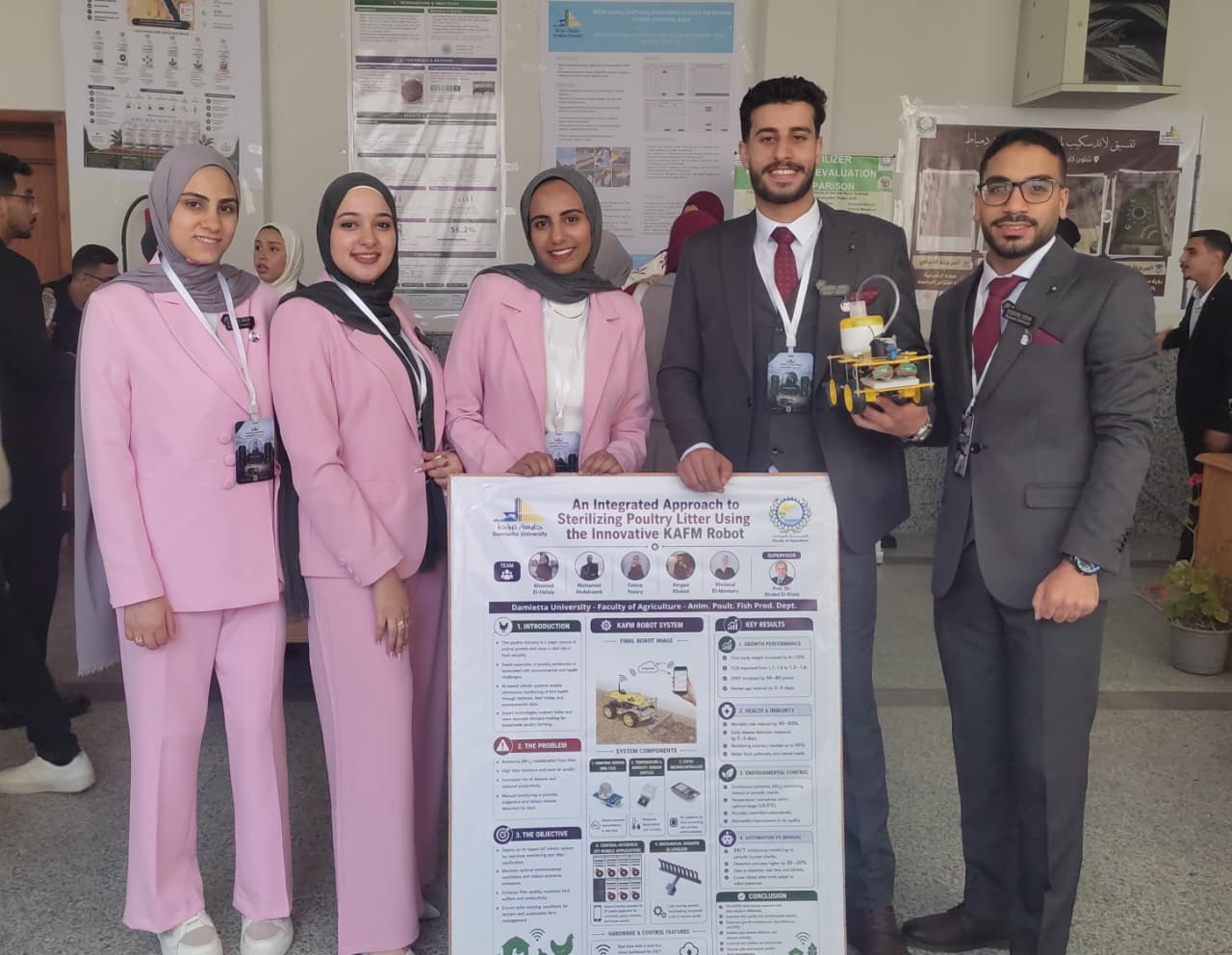 طلاب جامعة دمياط يطورون روبوتًا ذكيًا لإدارة الفرشة في مزارع الدواجن