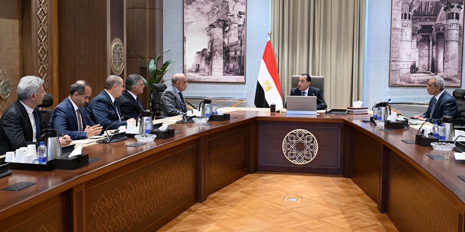 اجتماع رئيس الوزراء مع وزير الكهرباء ومسؤولي شركات الطاقة لمتابعة مشروعات الطاقة المتجددة في مصر