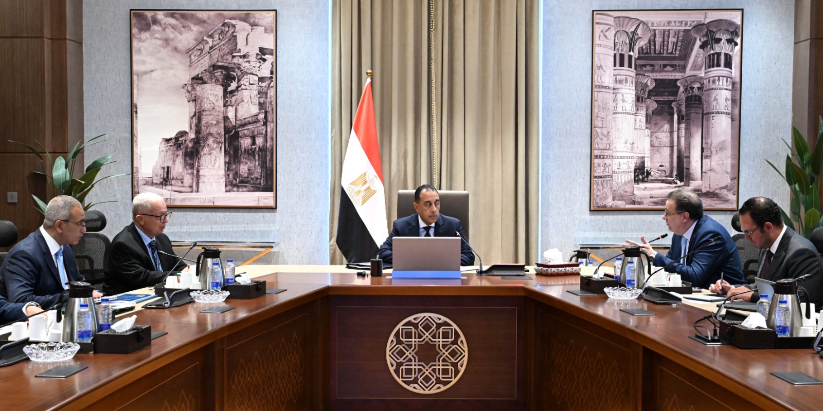 اجتماع رسمي برئاسة رئيس الوزراء مع مسؤولي التنظيم والإدارة لمناقشة تطوير الجهاز الإداري للدولة