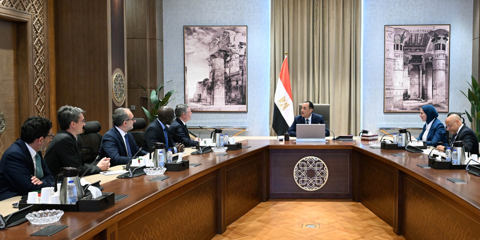 رئيس الوزراء ومسؤولي البنك الدولي داخل مقر حكومي يعكس مناقشة التعاون الاقتصادي والتنمية