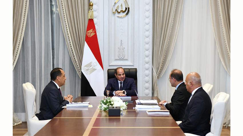 الرئيس عبدالفتاح السيسي خلال اجتماع مع رئيس الوزراء ووزير المالية