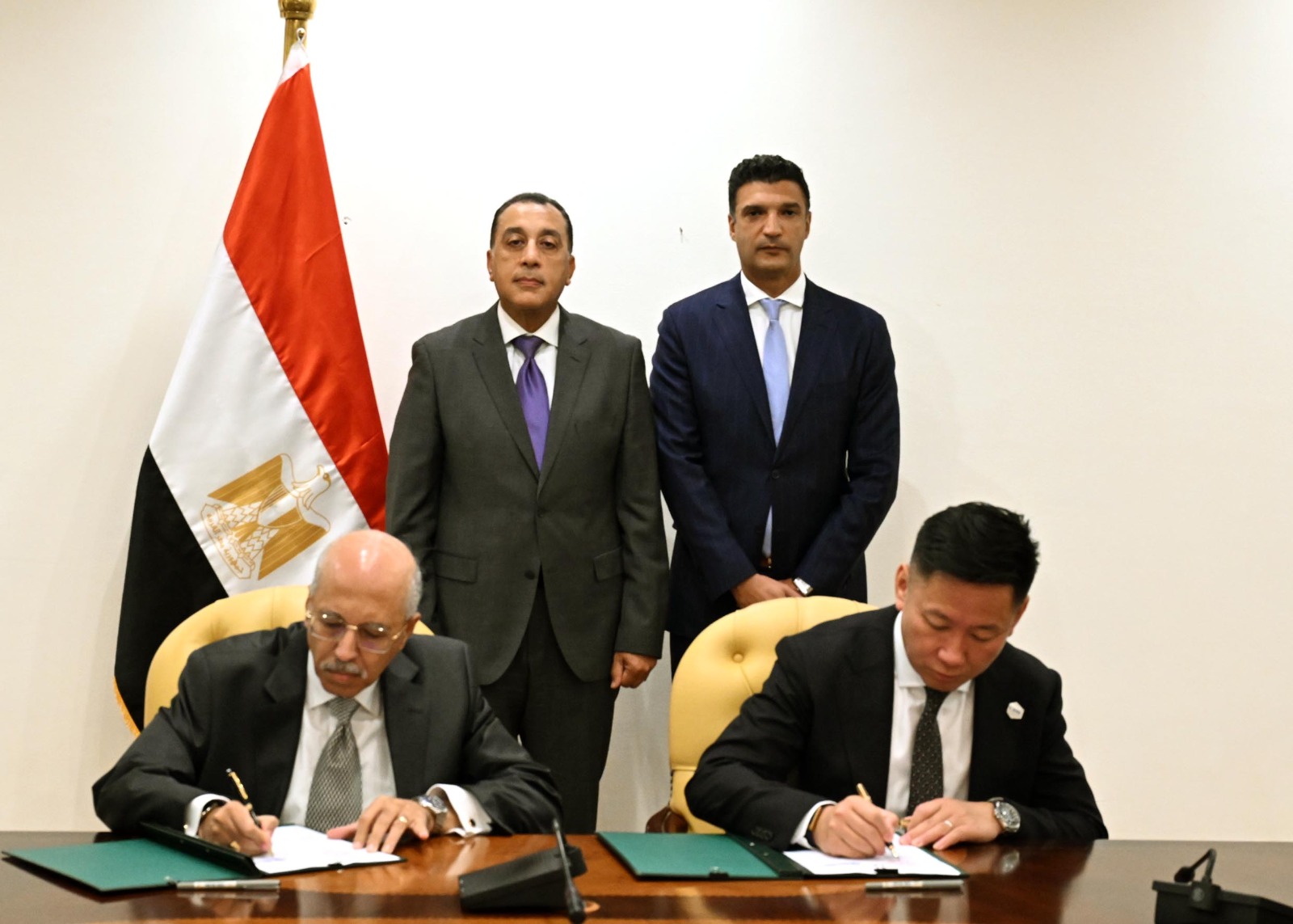 رئيس الوزراء يشهد مراسم توقيع عقد إنشاء مصنع لإنتاج البطاريات الكهربائية