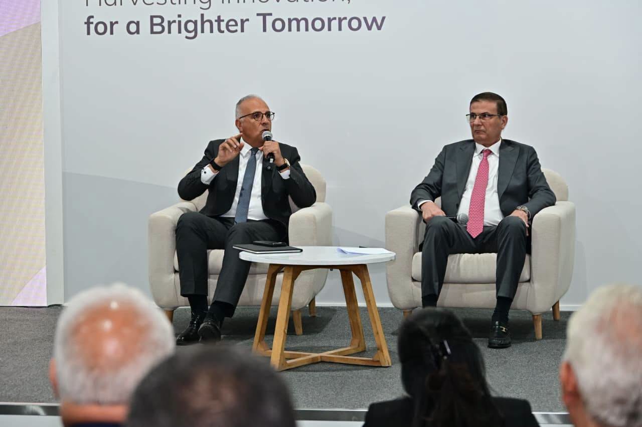 وزيرا الزراعة والري خلال الحلقة النقاشية بمعرض «صحارى 2026»