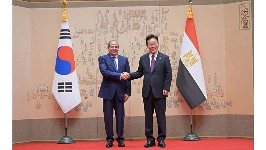 الرئيس عبد الفتاح السيسي والرئيس الكوري لي جاي ميونغ خلال مراسم الاستقبال الرسمية