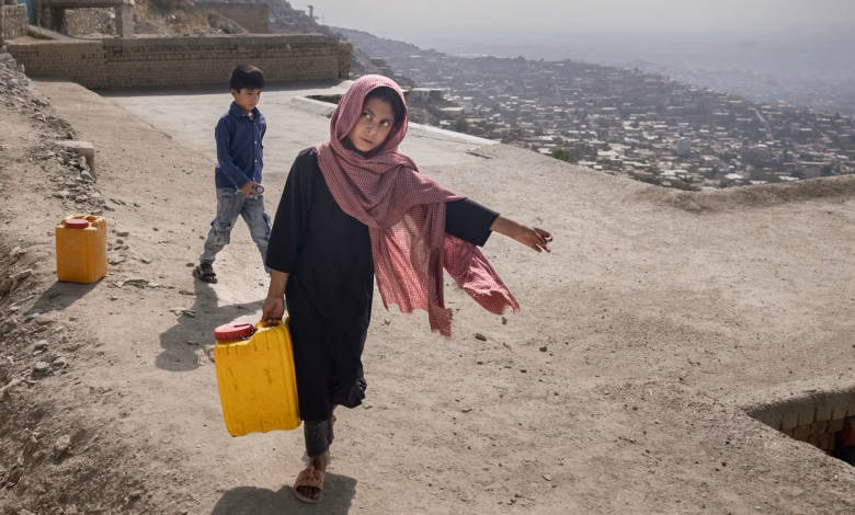 طفلة أفغانية تحمل عبوات المياه في أحد أحياء كابول، في ظل جفاف الآبار وتفاقم أزمة المياه
