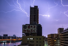 وحش رايجو الأسطوري في هيئة حيوان يشبه ابن عرس، يقفز بين السحب وسط عاصفة رعدية